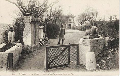 « Antiquités du Passage Gay » — carte postale d'époque.